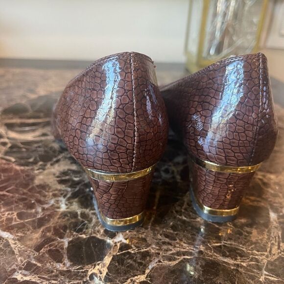 J Renee Gold Framed Heel! - Picture 9 of 15